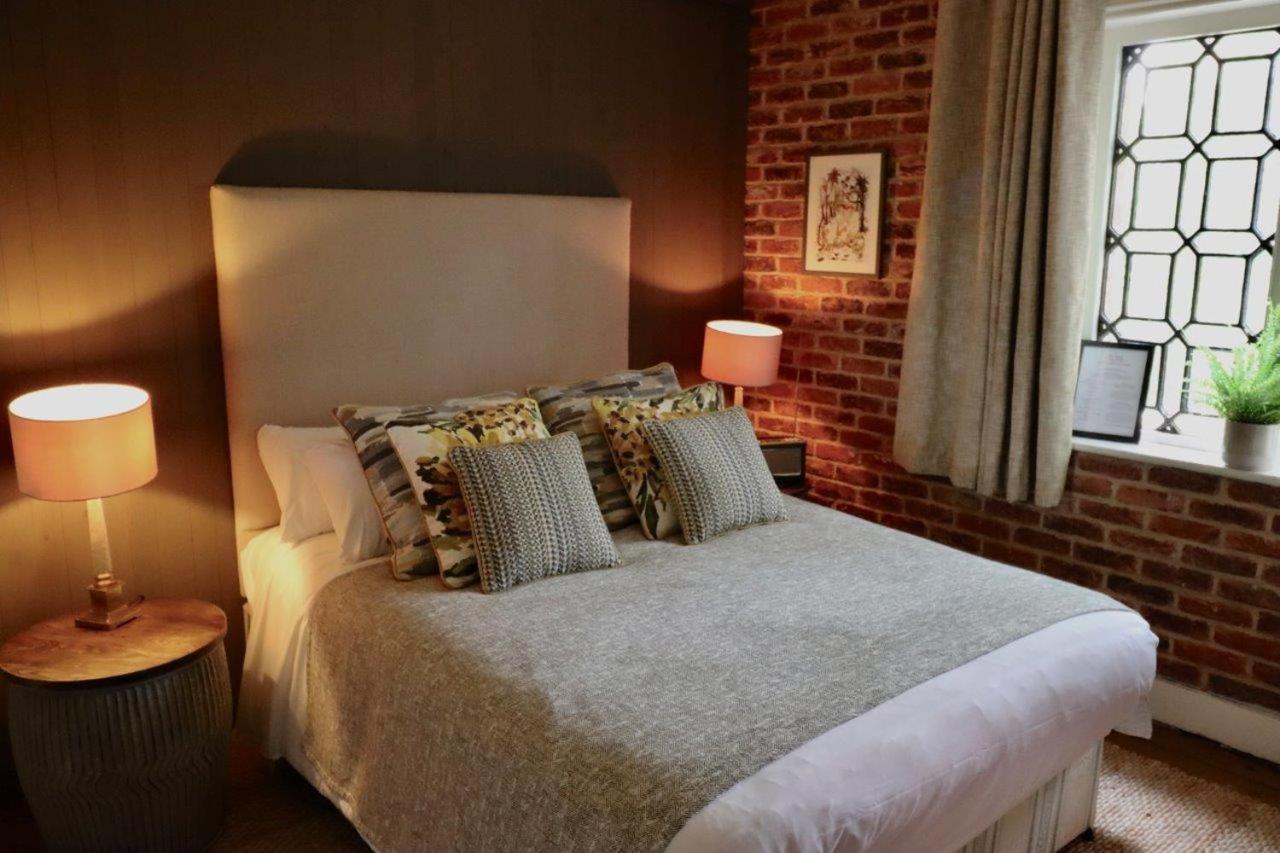 Отель The Cholmondeley Arms Wrenbury Экстерьер фото